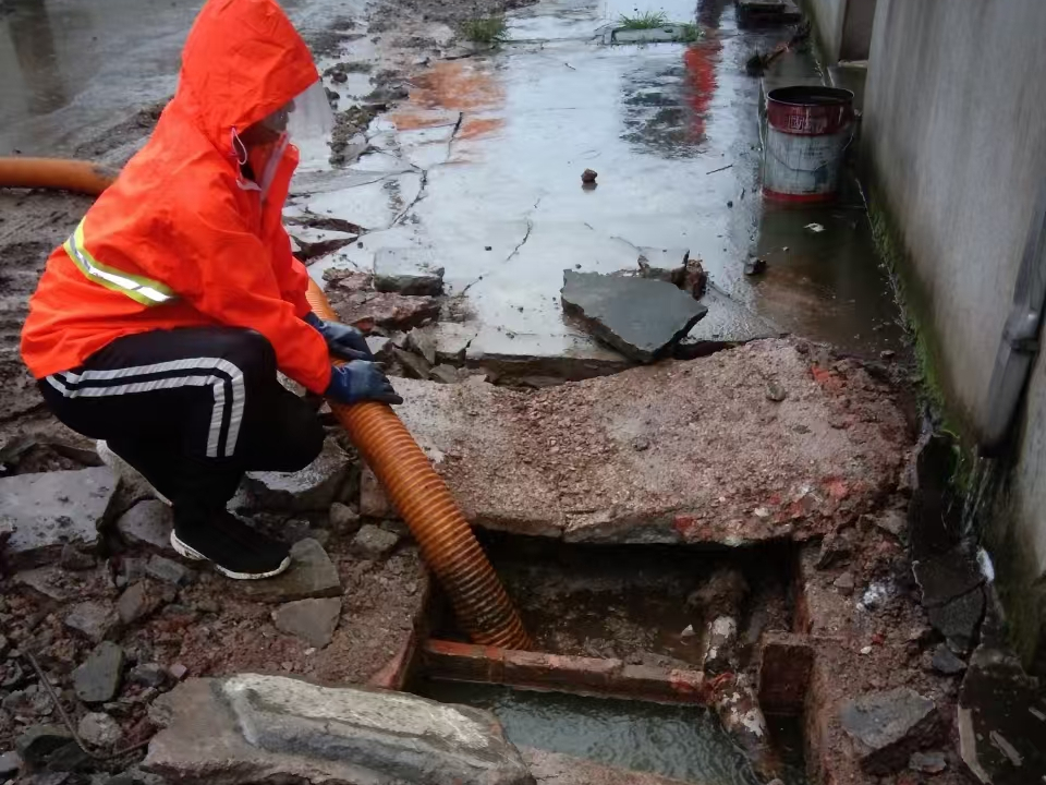 瓮安专业清理污水池 炜誉市政以规范流程守护城市 “肠道”